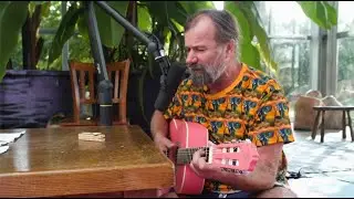 Wim Hof beautifully sings Hakuna Matata and tells climbing mount Kilimanjaro story.