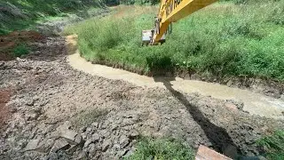 ABRINDO RIO NA FORÇA BRUTA COM ESCAVADEIRA HIDRÁULICA…muito mole e muita água.