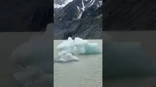 Hooker Lake & Glacier. Aoraki/Mount Cook National Park.