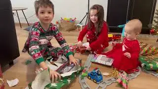 Саша отримує подарунки під ялинкою 🎁✨ Різдвяна казка для дітей.Get Christmas Gifts Under the Tree