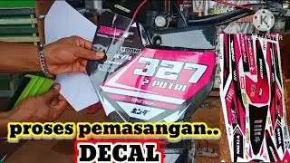 proses, pasang (DECAL) di motor VEGA R.