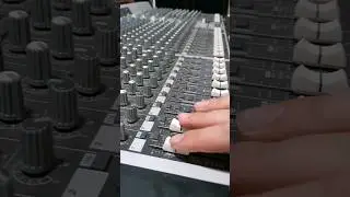 ein 30 Kanal Mischpult f&uuml;r nen 50er schein bekommen...