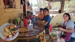 ESPERANDO AL MUCHACHO PARA COMER ESTA RICA COMIDA 😋 
