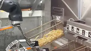CaliBurger Flippy Robot Making French Fries