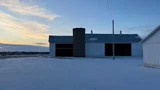 Сарай пуст, и это вызывает какое-то чувство дискомфорта.