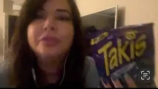 Türkçe ASMR: kısa bir mukbang denemesi / Takis Blue Heat yiyorum😩