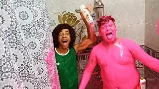 مقلب الشامبو الملون فى صاحبى وهو بيستحمى (كان هيخلينى اشربه)