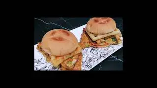 Easy Suhoor Idea/Street Style Egg Omelette Burger/Egg Breakfast Hack/Egg Sandwich/Egg Burger #shorts