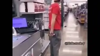 koleś pierdzi do mikrofonu w supermarkecie
