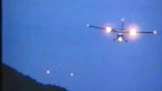 Wider&oslash;e Twin Otter landing at V&aelig;r&oslash;y, Lofoten, Norway