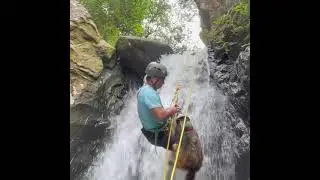 同狼狗阿磊做溪降瀑降訓練