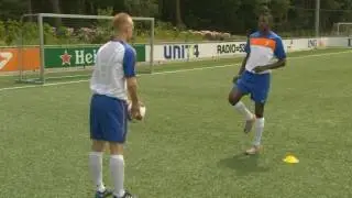 KNVB-oefenvorm: Terugspelen na voorwaarts lopen plus drie balcontacten