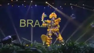 Miss Brasil Mayra Dias se &lsquo;transforma&rsquo; em beija-flor ao desfilar traje t&iacute;pico no Miss Universo