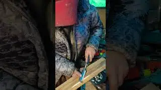 Две руки на стамеске