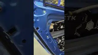 Prace nad wyciszeniem drzwi w Kia PROCEED TOP AUTO WROCŁAW - kompleksowe wyciszenie wnętrza.