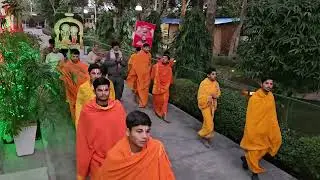 भजन, संकीर्तन कर परिक्रमा लगाते हुए वेद विद्यार्थी व आश्रम के भक्तजन। 🙏🕉️ #भजन #संकीर्तन #परिक्रमा