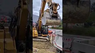 Caterpillar 325 Next Generation loads a tipper trailer, 2023. #1