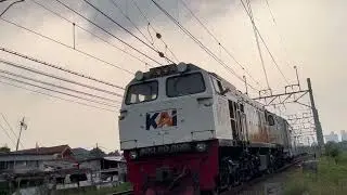BANYAK LOKOMOTIF JALAN SENDIRI, JAYAKARTA, JAYABAYA, MENOREH & KRL LALU LALANG JATINEGARA SORE HARI