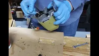 Разберите и почистите старый лобзик Black & Decker.