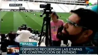 Brasil:Arena Corinthians' construction workers play stadium's 1st game