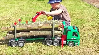 BRUDER Trucks for Children &diams; Bruder Logging Truck &diams; Mercedes Actros TIMBER TRUCK Jack JackPLAYs!