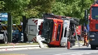 Ladderwagen Brandweer Brussel kantelt onderweg naar brand