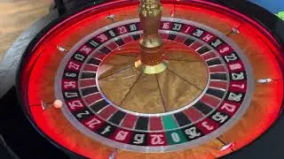 Roulette wheel with dynamic light color signals for betting