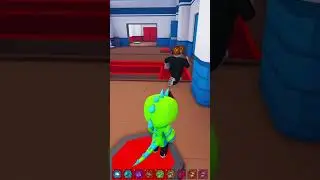 Малыш-динозавр играет в командную игру в Roblox #roblox #shorts