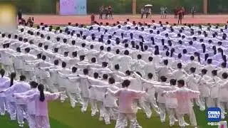 Astonishing! 1000 Chinese students practicing tai chi in unison