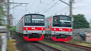 Momen ketika krl melintas di rel setelah hujan dan rel yang basah