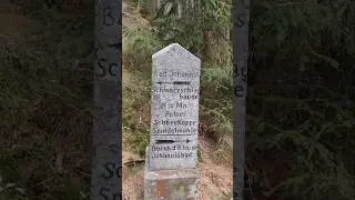 Kamienny Drogowskaz z XIXw. na czerwonym szlaku z  Jansk&eacute; L&aacute;zně na Čern&aacute; bouda 1260m n.p.m. #travel