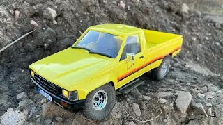 RC - FMS 1983 Toyota Hilux - Run Video