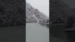 romania 🇷🇴 Winter magic in every flake #beautiful #snow #beautifullyrics #explore #rugovamountains