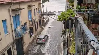 Forte mareggiata entra in strada e investe le auto ad Acitrezza - 20 Gennaio 2026