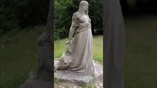 Statue 