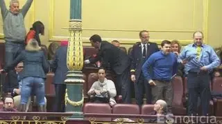 EXPULSADOS del Congreso familiares V&Iacute;CTIMAS accidente TREN ALVIA