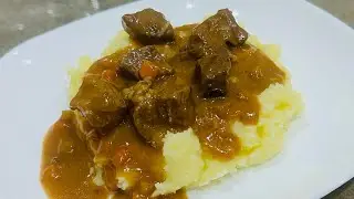 Гуляш из говядины с подливкой / Классический гуляш из говядины с томатной подливкой на сковороде