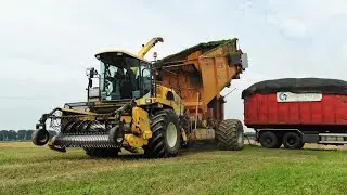 Lucerne harvest | Bunker forage harvester | New Holland FX50 | Ruinerwold | Emmeloord | 2015.