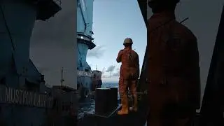 sandar tongkang di floating crane