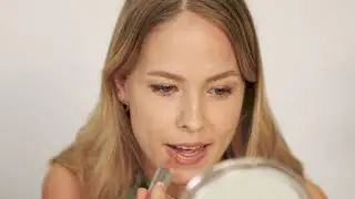 EW Beauty Talk: A really quick 90&rsquo;s lip tutorial