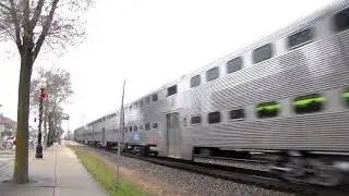 Morning rush Metra trains on the BNSF Racetrack at La Grange