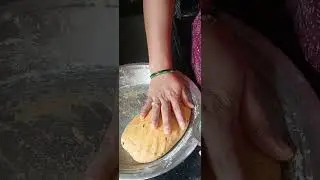 मुग डाळीची मसाला पुरी 