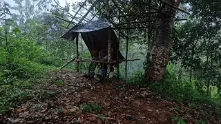 Terjebak hujan deras ketika membuat pondok dan berkebun di hutan
