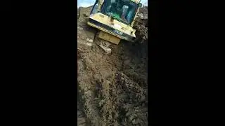 Тонет бульдозер. The bulldozer is sinking.