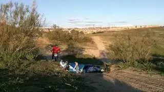 salto con la moto por encima de Kedao