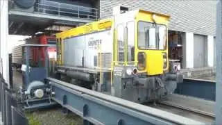 Shunting at Shunter, and transfer table, harbour Rotterdam, Waalhaven-Zuid, 23 october 2012