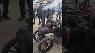 В День подарков в центре города Хоршем выставлены на показ несколько прекрасных старинных автомоб...
