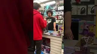 Продажа нелепых игровых систем в GameStop￼