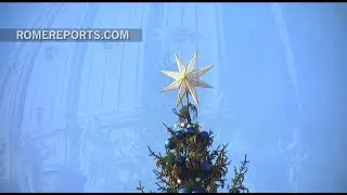 Christmas decorations go up in St. Peter's Square
