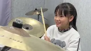妞妞架子鼓演奏《酒醉蝴蝶》入耳歌曲，妞妞打凑也很投入